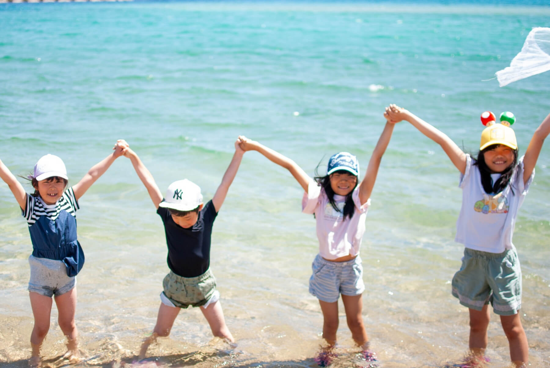 海で遊ぶ子供達